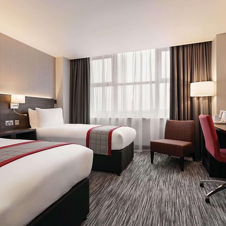 Ramada By Wyndham Leeds East Hotel Buitenkant foto