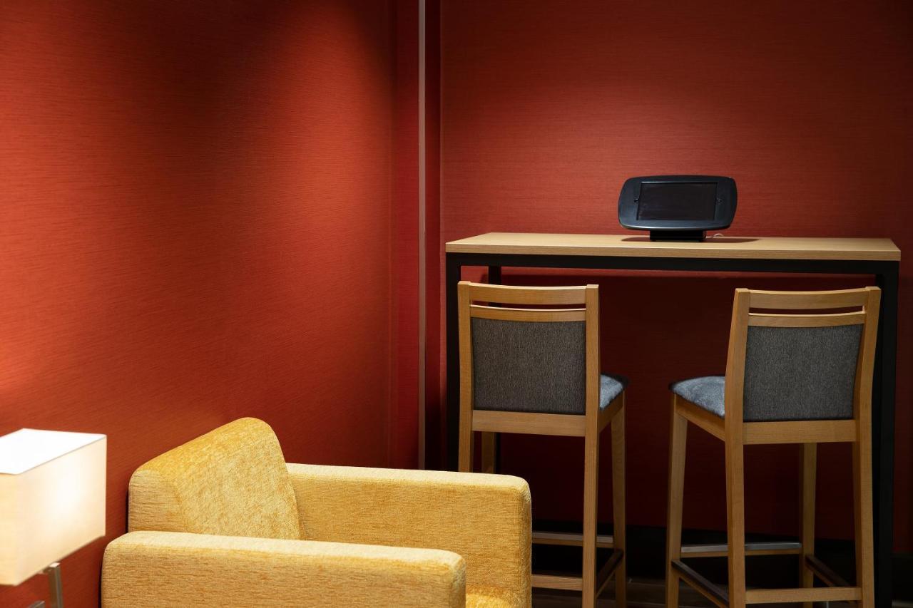 Ramada By Wyndham Leeds East Hotel Buitenkant foto