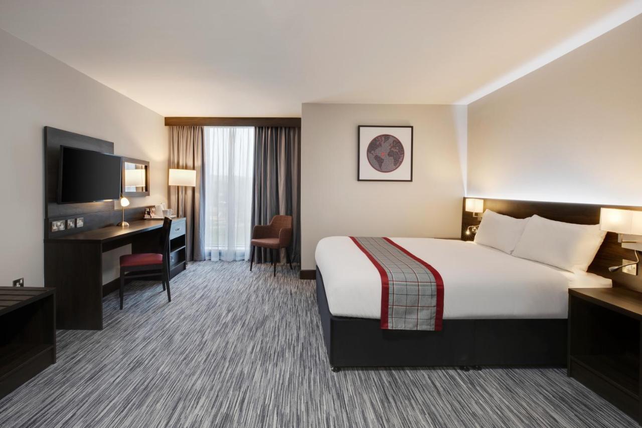 Ramada By Wyndham Leeds East Hotel Buitenkant foto