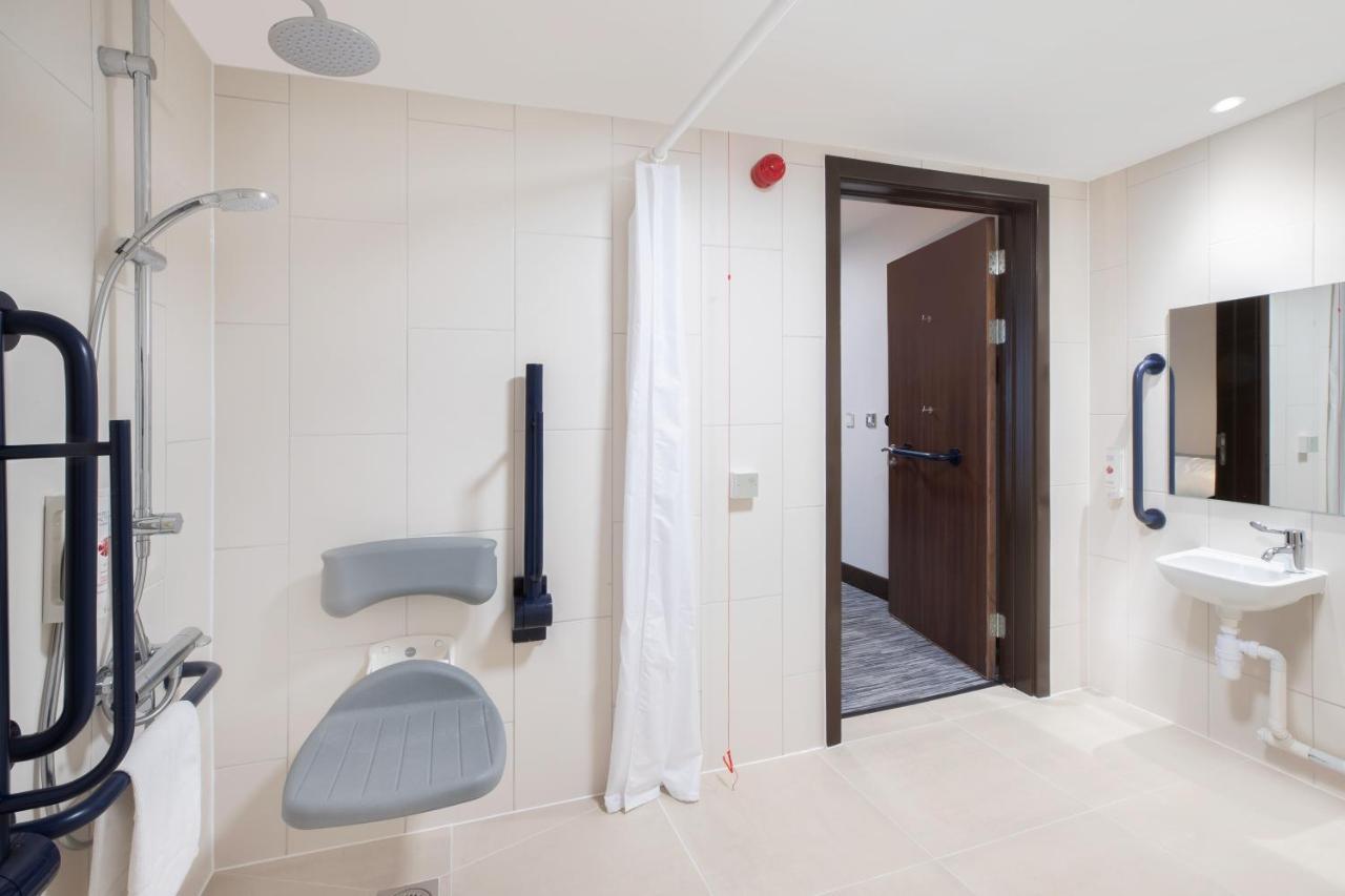 Ramada By Wyndham Leeds East Hotel Buitenkant foto