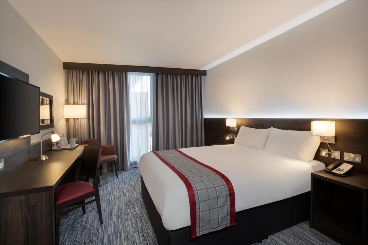 Ramada By Wyndham Leeds East Hotel Buitenkant foto