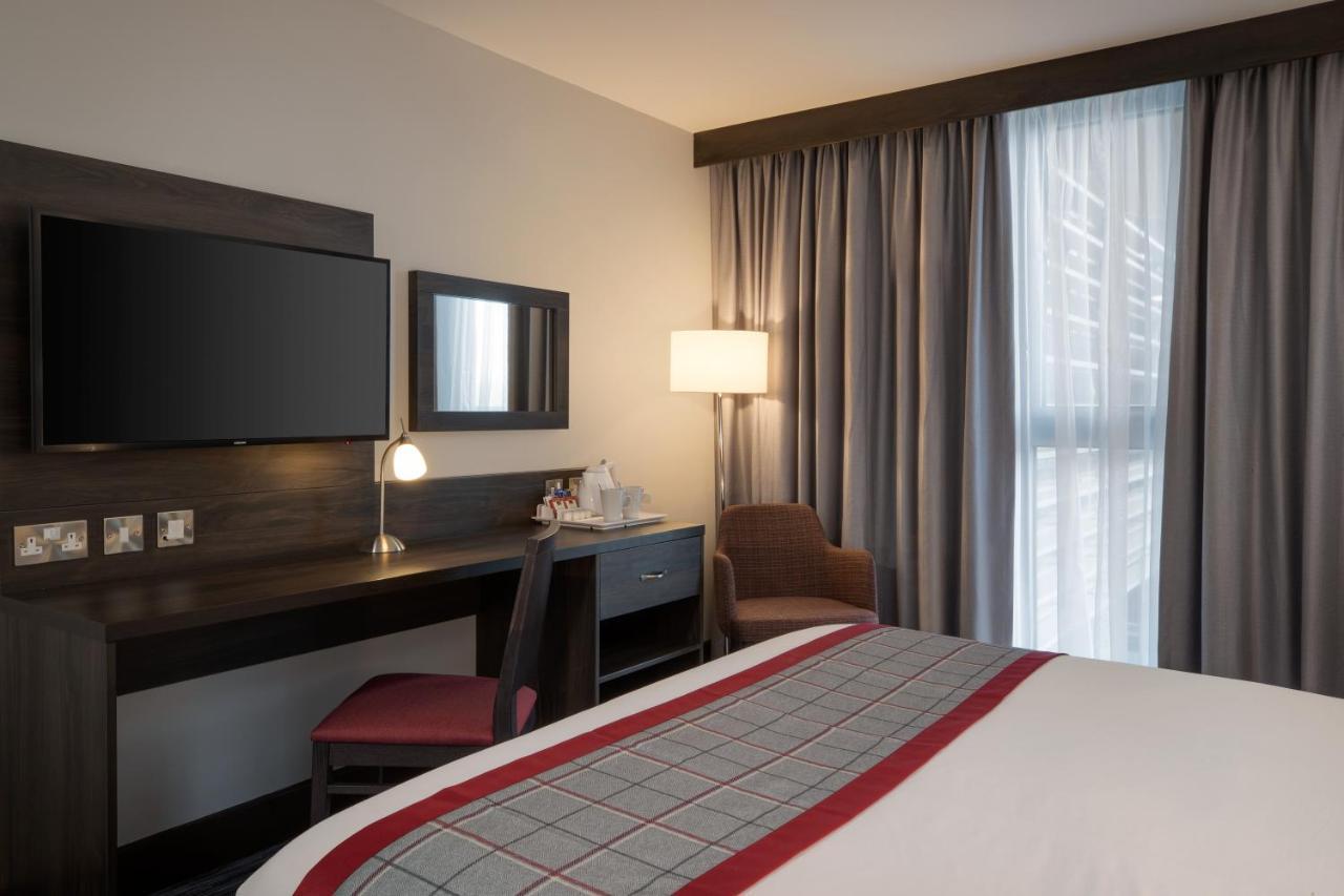 Ramada By Wyndham Leeds East Hotel Buitenkant foto