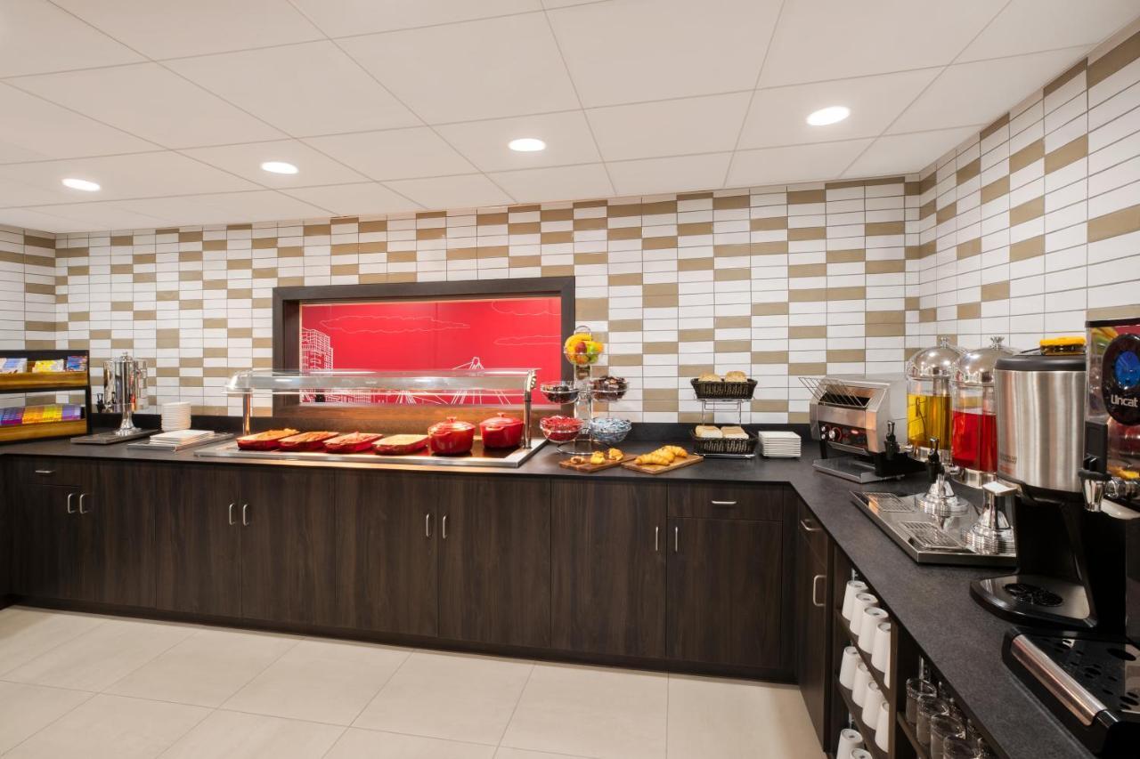 Ramada By Wyndham Leeds East Hotel Buitenkant foto