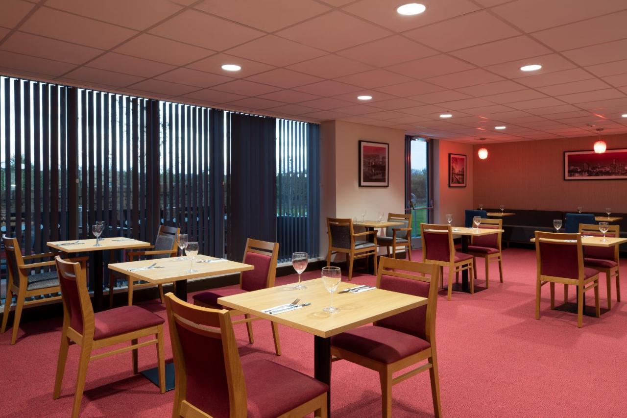 Ramada By Wyndham Leeds East Hotel Buitenkant foto