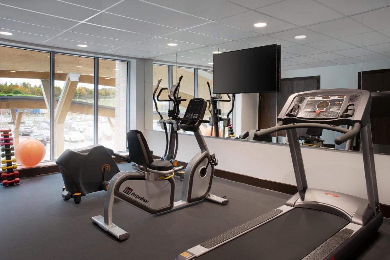 Ramada By Wyndham Leeds East Hotel Buitenkant foto
