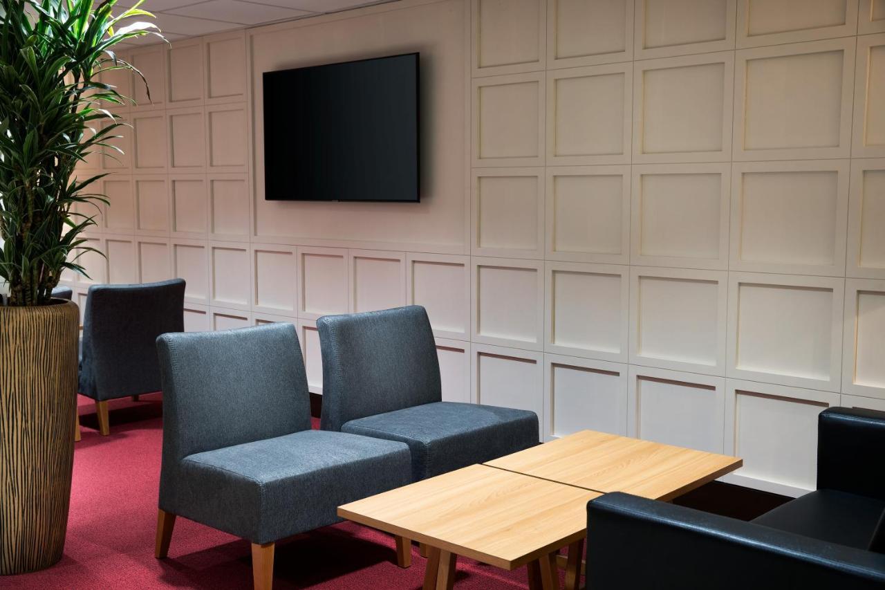 Ramada By Wyndham Leeds East Hotel Buitenkant foto