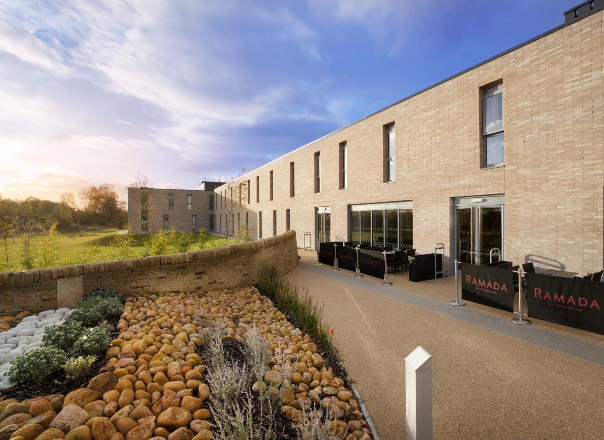 Ramada By Wyndham Leeds East Hotel Buitenkant foto