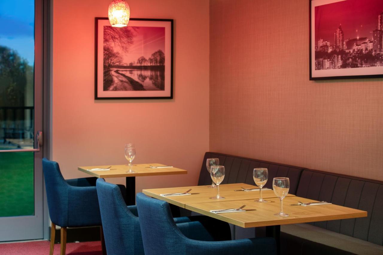 Ramada By Wyndham Leeds East Hotel Buitenkant foto