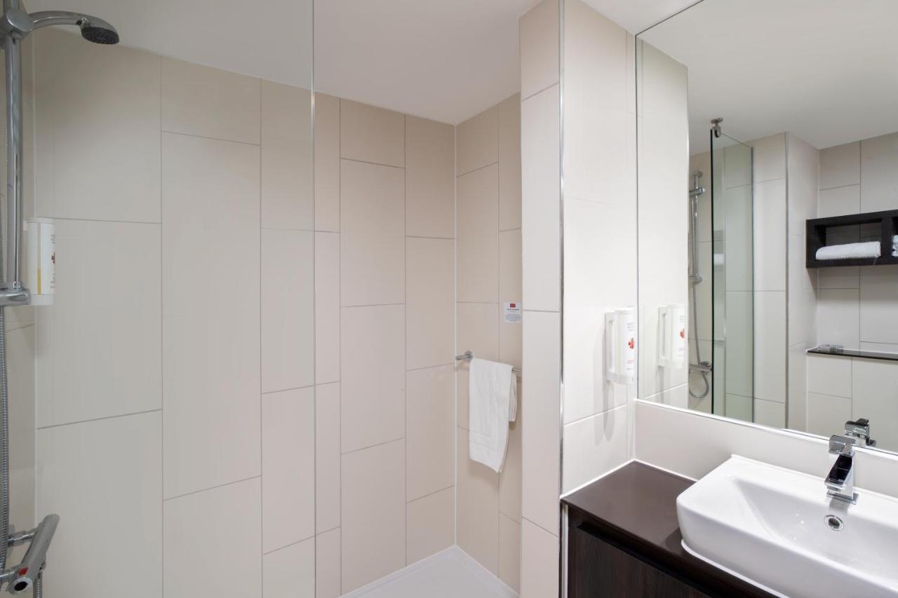 Ramada By Wyndham Leeds East Hotel Buitenkant foto