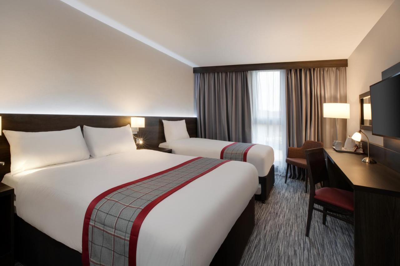 Ramada By Wyndham Leeds East Hotel Buitenkant foto