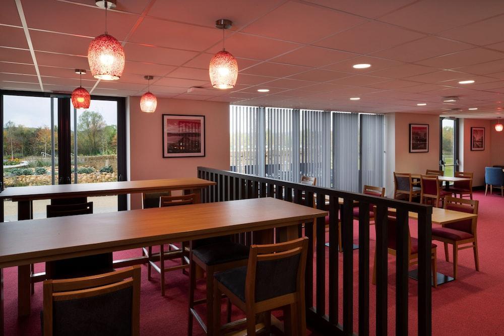 Ramada By Wyndham Leeds East Hotel Buitenkant foto