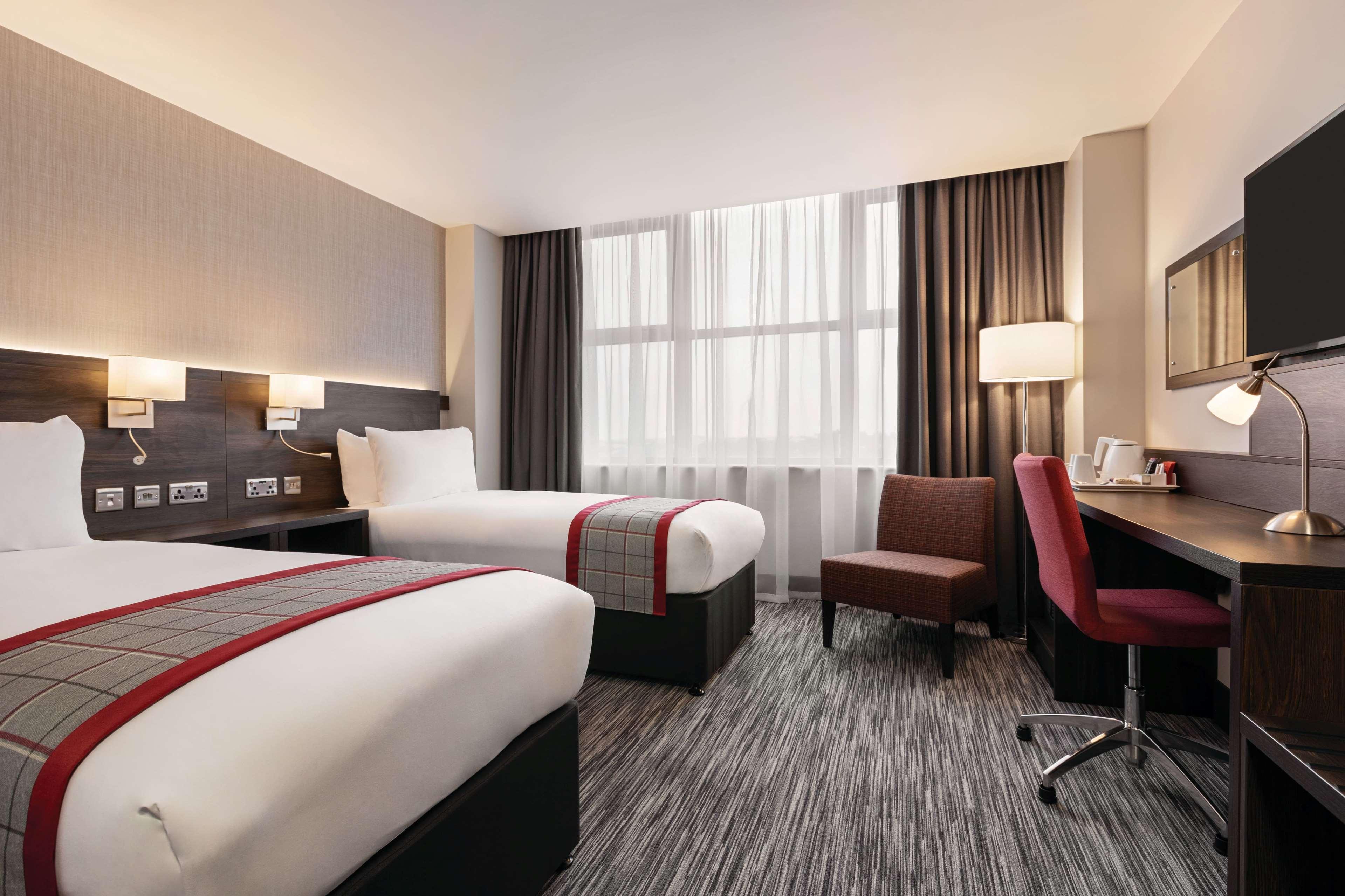 Ramada By Wyndham Leeds East Hotel Buitenkant foto
