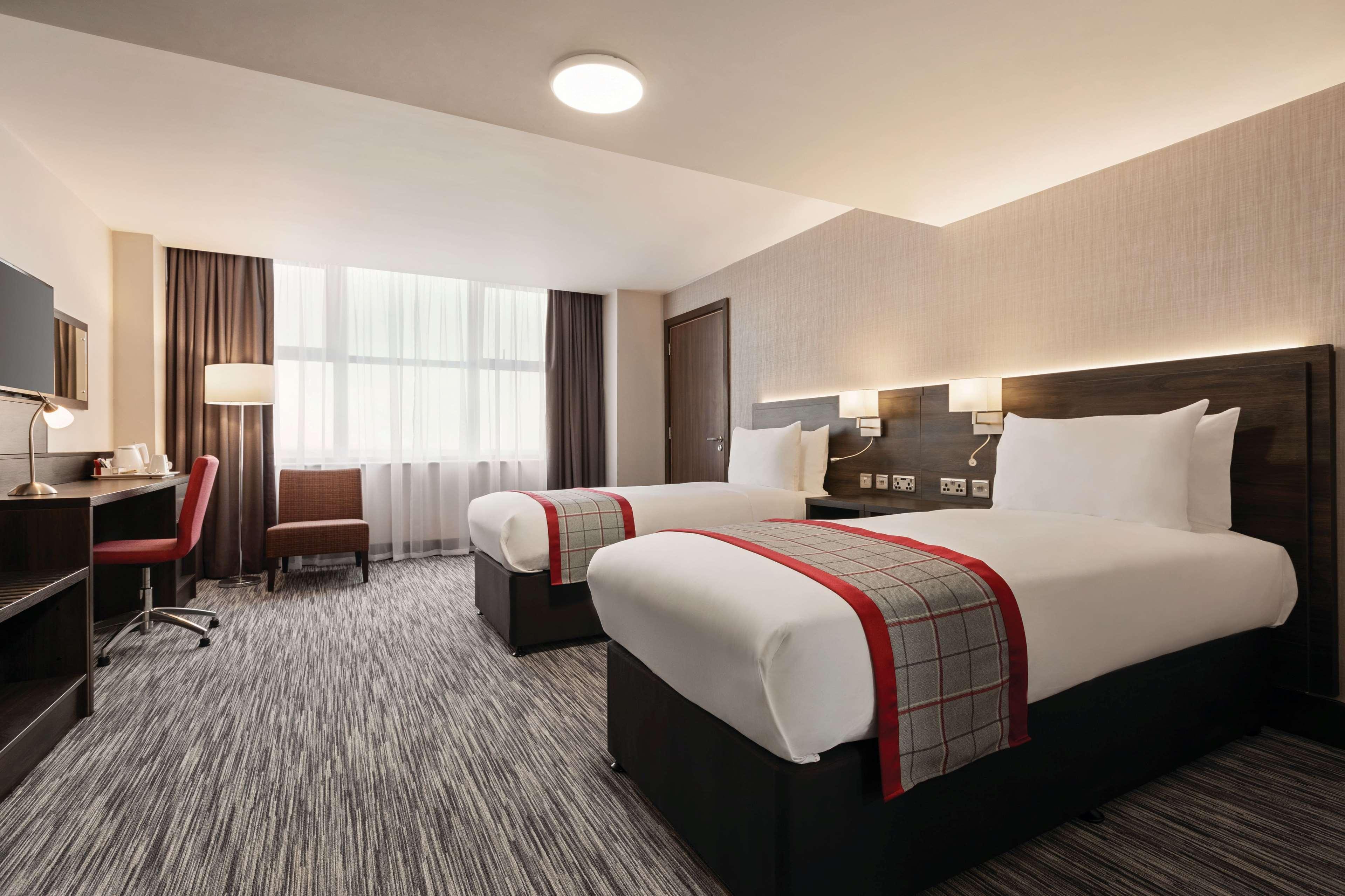 Ramada By Wyndham Leeds East Hotel Buitenkant foto