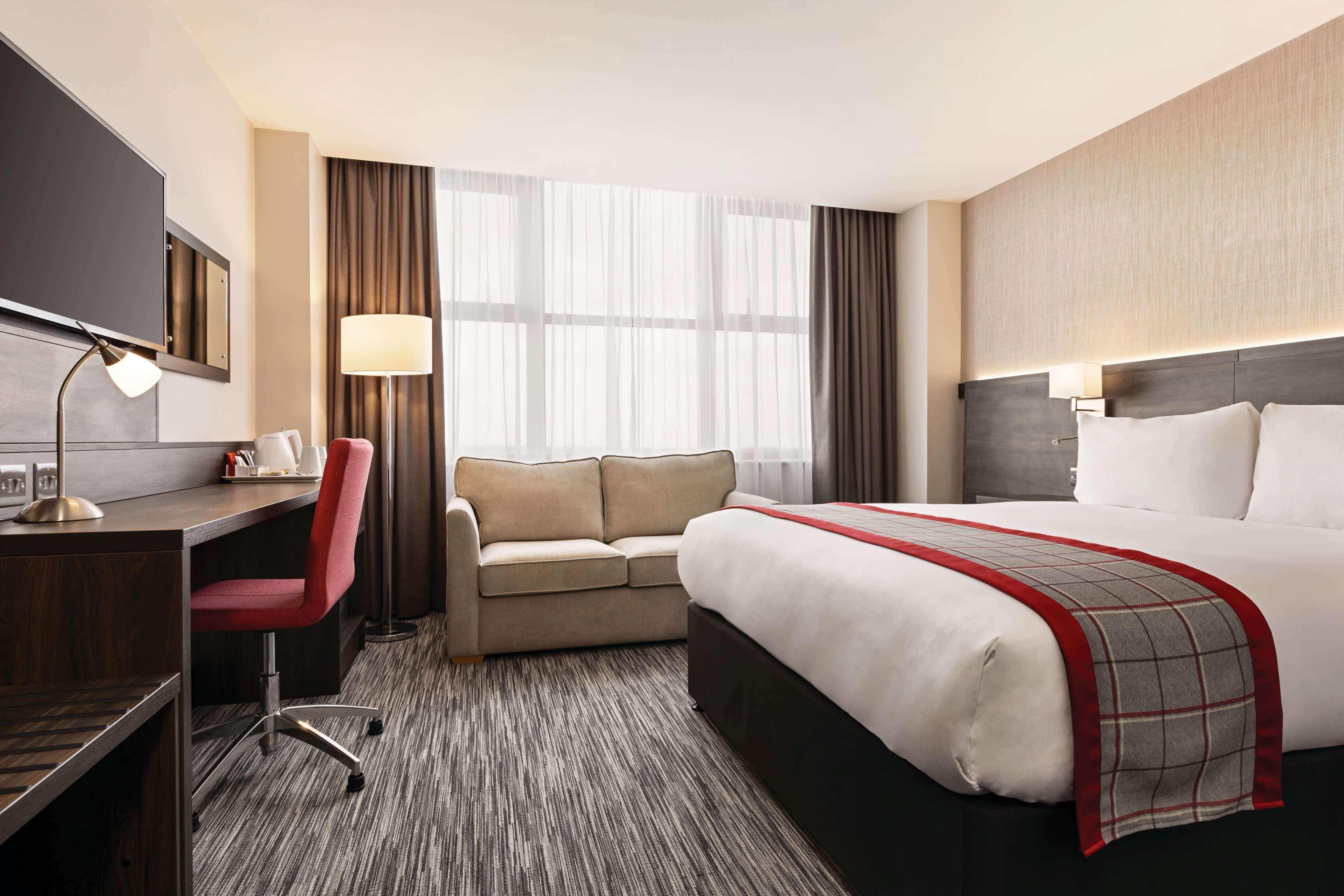 Ramada By Wyndham Leeds East Hotel Buitenkant foto