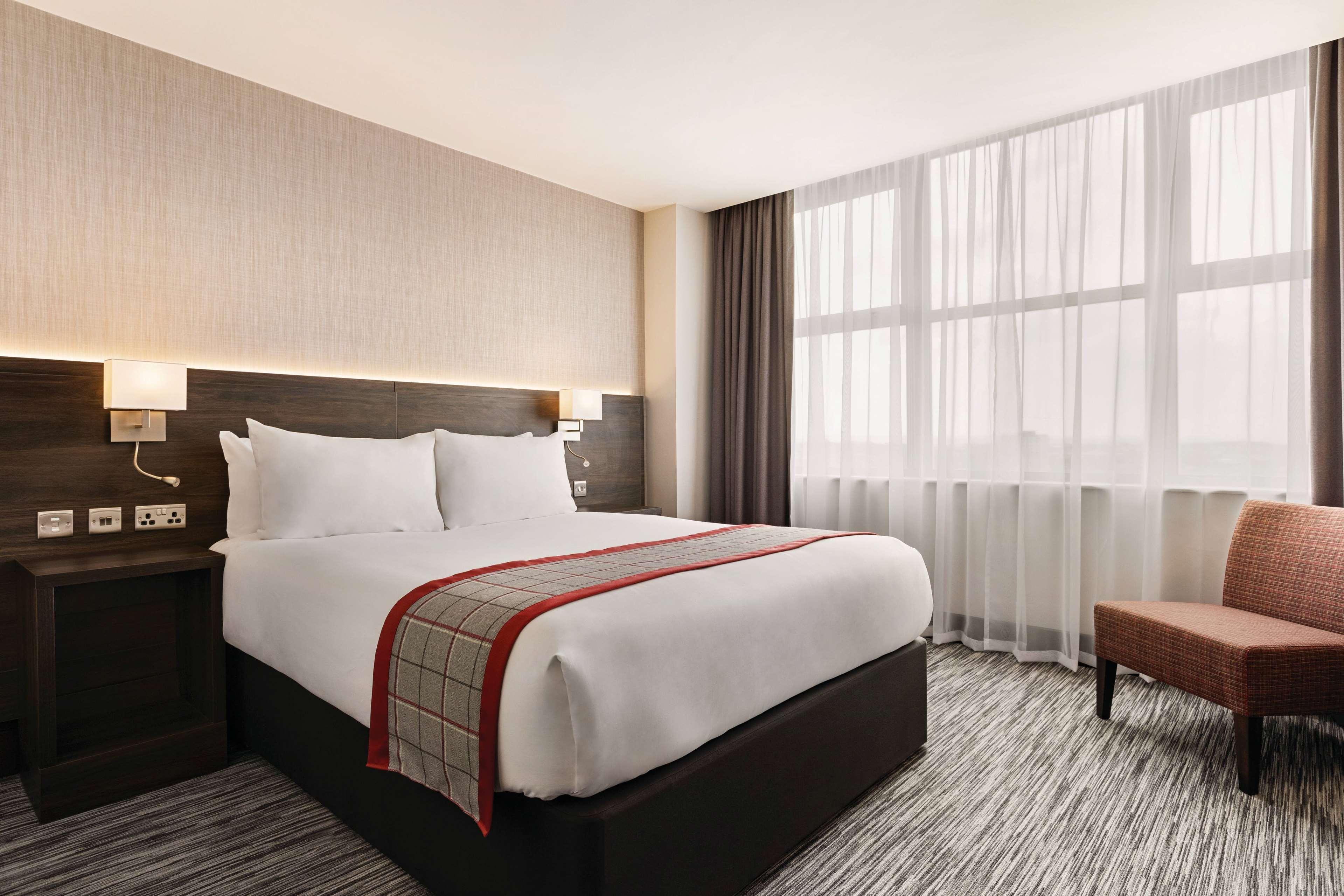 Ramada By Wyndham Leeds East Hotel Buitenkant foto