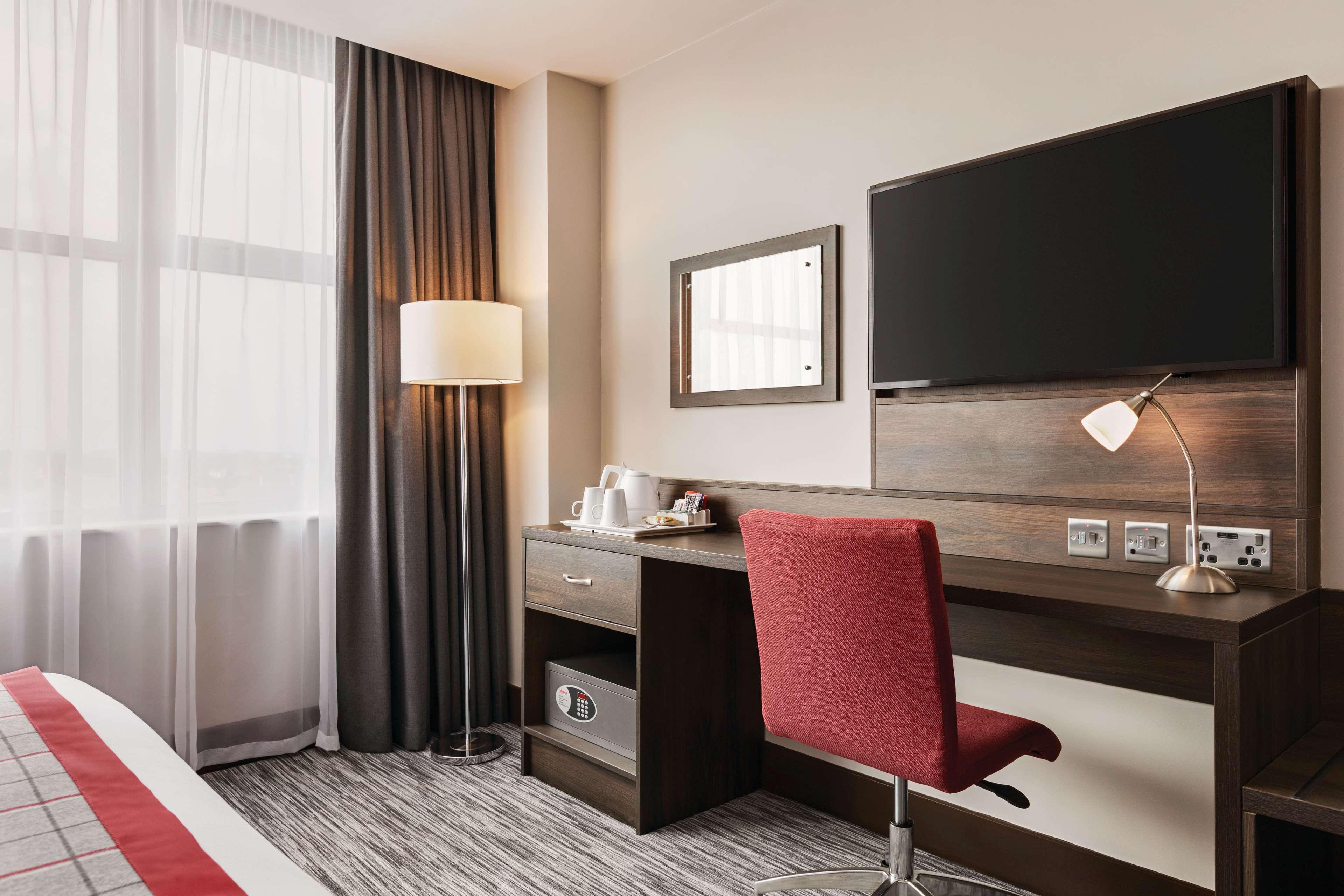 Ramada By Wyndham Leeds East Hotel Buitenkant foto
